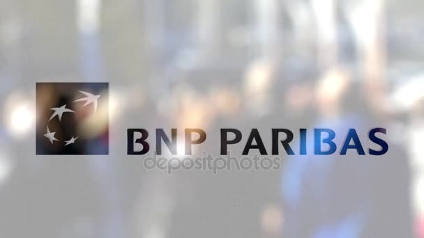 Logo BNP Paribas sur un verre contre une foule floue sur le steet. Editorial rendu 3D — Video