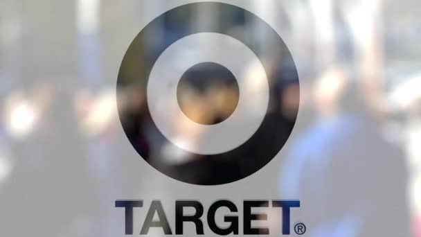 Il logo della Target Corporation su un bicchiere contro la folla sfocata sulla strada. Rendering editoriale 3D — Video Stock
