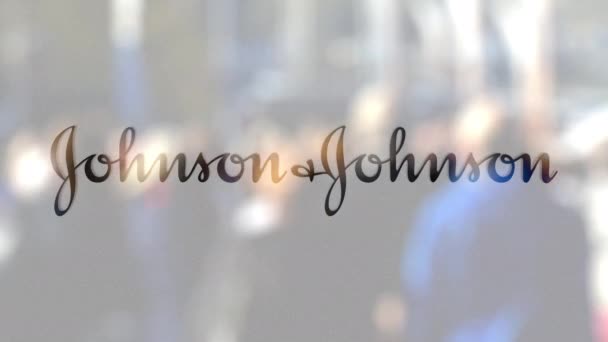 Johnsons Logo auf einem Glas gegen verschwommene Masse auf die Steet. Redaktion 3D-Rendering — Stockvideo