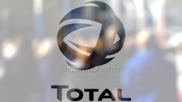 Totales s.a. Logo auf einem Glas gegen verschwommene Menschenmenge auf dem Steet. redaktionelles 3D-Rendering — Stockvideo