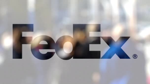 FedEx-logo op een glas tegen wazig menigte op de steet. Redactioneel 3D-rendering — Stockvideo