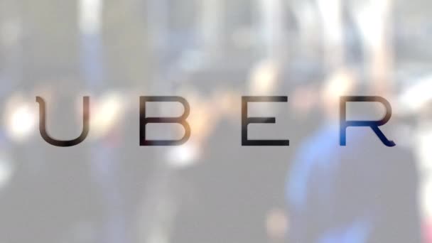 Uber Technologies Inc.-logo op een glas tegen wazig menigte op de steet. Redactioneel 3D-rendering — Stockvideo