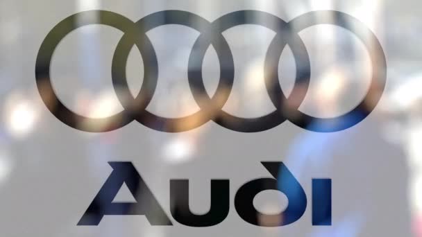 Audi logo na sklenici proti rozmazané dav na steet. Úvodník 3d vykreslování — Stock video