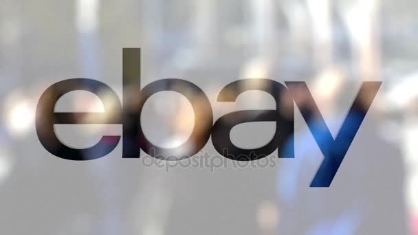 Ebay 公司徽标对街上的模糊人群在玻璃上。编辑 3d 渲染 — 图库视频影像