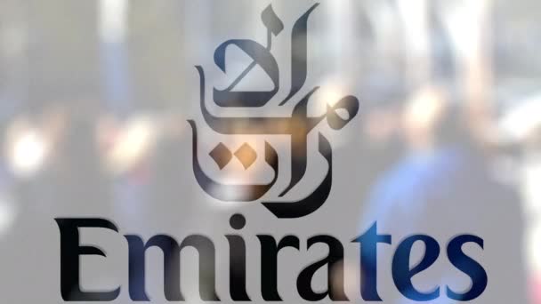 Linie lotnicze Emirates logo na szklance przed niewyraźne tłum na ulicę. Redakcji renderowania 3d — Wideo stockowe