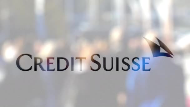 Credit Suisse Group логотип на склі проти розмиті натовпом на що steet. Редакційні 3d-рендерінг — стокове відео