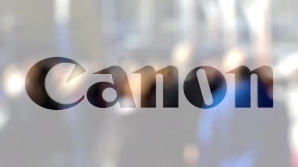 Kanone inkl. Logo auf einem Glas gegen verschwommene Menschenmenge auf dem Steet. redaktionelles 3D-Rendering — Stockvideo
