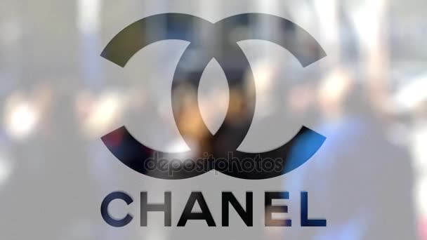 Chanel logosu steet bulanık kalabalığa karşı bir camına. Editoryal 3d render — Stok video