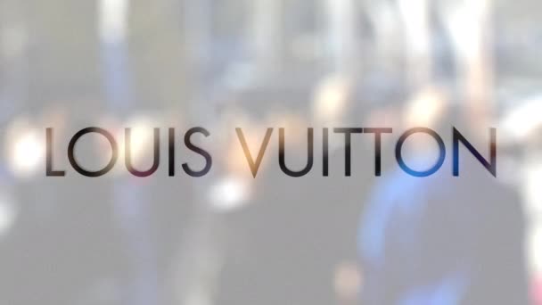 Louis Vuitton-logo op een glas tegen wazig menigte op de steet. Redactioneel 3D-rendering — Stockvideo