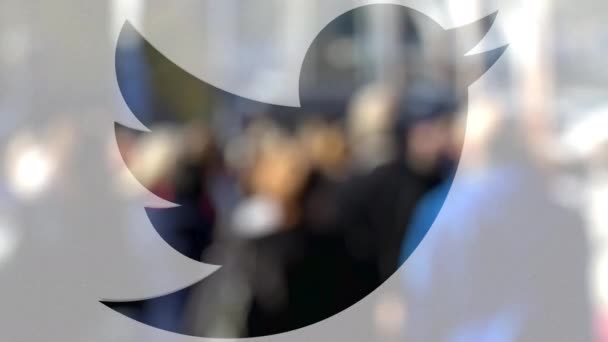 Logo Twitter sur un verre contre la foule floue sur le steet. Editorial rendu 3D — Video