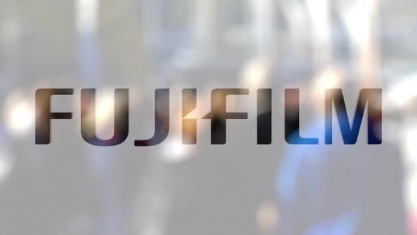 Logo Fujifilm sur un verre contre la foule floue sur le steet. Editorial rendu 3D — Video