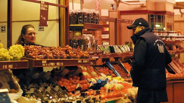 PARIS, FRANÇA - OUTUBRO 7, 2017. Banca de legumes e frutas no mercado local de alimentos — Fotografia de Stock