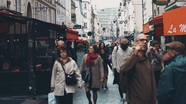 Parigi, FRANCIA - 7 OTTOBRE 2017. Occupata strada parigina piena di caffè in una giornata autunnale — Foto Stock