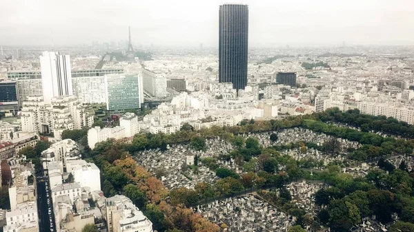 Zdjęcia lotnicze z mglisty panoramę Paryża, wieży Eiffla i słynny Cmentarz Montparnasse, Francja — Zdjęcie stockowe