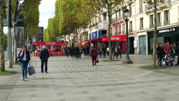 PARIS, FRANCIA - 7 DE OCTUBRE DE 2017. Campos-Elíseos calle acera — Vídeo de stock