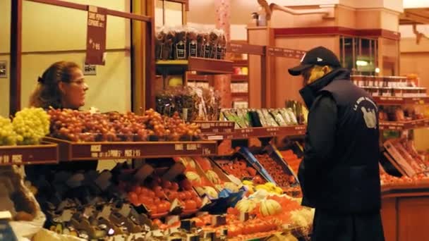 ПАРИЖ, ФРАНЦИЯ - 7 октября 2017 года. Овощной и фруктовый киоск на местном продовольственном рынке — стоковое видео