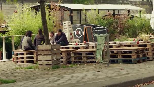 Paris, Frankrijk - 8 oktober 2017. Straat café gemaakt van warehose palletes op de dijk van de rivier de Seine — Stockvideo