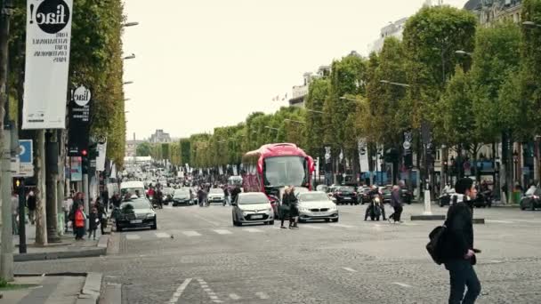 Paris, Frankreich - 8. Oktober 2017. Straßenverkehr an der Kreuzung auf der Champs-Élysées-Straße — Stockvideo
