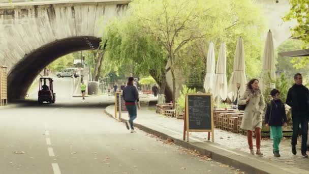 Paris, Frankrijk - 8 oktober 2017. Mensen lopen langs de dijk van de rivier de Seine op een herfstdag — Stockvideo