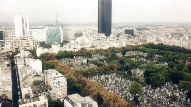 Luchtfoto van mistige stadsgezicht van Parijs, de Eiffeltoren en de beroemde Cimetière du Montparnasse, Frankrijk — Stockvideo