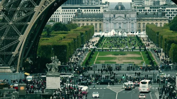 PARÍS, FRANCIA 8 DE OCTUBRE DE 2017. Lugar lleno de gente cerca de la base de la torre Eiffel y el Campo de Marte — Foto de Stock