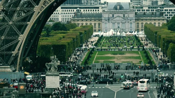 Paris, Francja - 8 października 2017 r. Zatłoczonym miejscu w pobliżu podstawy wieży Eiffla i Pól Marsowych — Zdjęcie stockowe