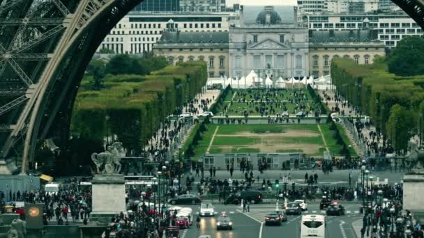Παρίσι, Γαλλία - 8 Οκτωβρίου 2017. Συσσωρευμένη θέση κοντά στη βάση του Πύργου του Άιφελ και το Champ de Mars — Αρχείο Βίντεο