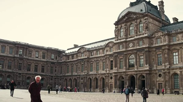 Paříž, Francie – 8. října 2017. Turisté pěšky na náměstí nedaleko muzea Louvre — Stock fotografie