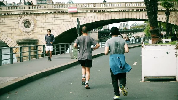 PARIS, FRANCE - OCTOBER 8, 2017. Amateur runners run along the Seine river embankment — Stock Photo, Image