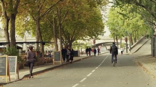 PARIS, FRANÇA - OUTUBRO 8, 2017. As pessoas caminham ao longo do aterro do rio Sena — Vídeo de Stock