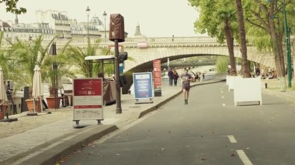 Paříž, Francie – 8. října 2017. Amatérské běžce jezdí po nábřeží řeky Seiny na podzimní den — Stock video