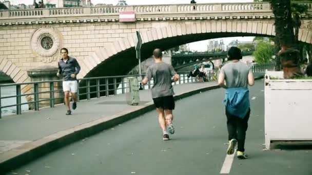 PARÍS, FRANCIA 8 DE OCTUBRE DE 2017. Corredores aficionados corren a lo largo del dique del río Sena — Vídeos de Stock