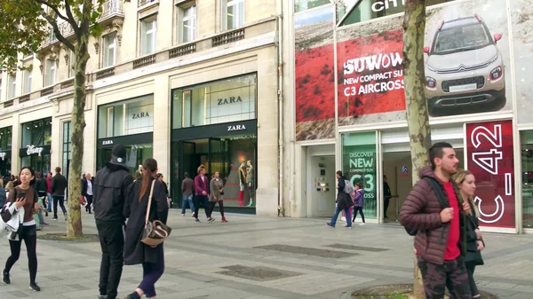 PARIS, FRANCIA - 7 DE OCTUBRE DE 2017. Citroen y Zara tiendas escaparates en la famosa calle Champs-Elysees — Foto de Stock