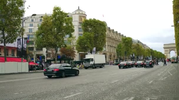 Paris, Frankreich - 8. Oktober 2017. Straßenverkehr auf der Champs-Élysées Straße in Richtung Triumphbogen oder Triumphbogen — Stockvideo