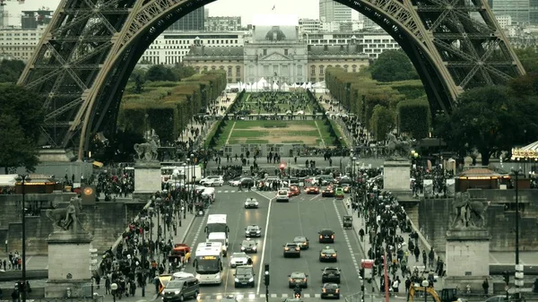 PARÍS, FRANCIA 8 DE OCTUBRE DE 2017. Plaza llena de gente cerca de la base de la torre Eiffel y el lejano Campo de Marte — Foto de Stock