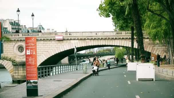 Parigi, FRANCIA - 8 OTTOBRE 2017. La gente cammina e corre lungo l'argine della Senna in una giornata autunnale — Video Stock