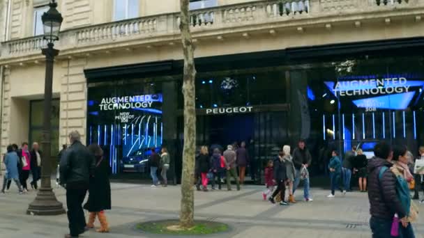 Parigi, FRANCIA - 7 OTTOBRE 2017. Peugeot showroom negozio sulla famosa strada Champs-Elysees — Video Stock