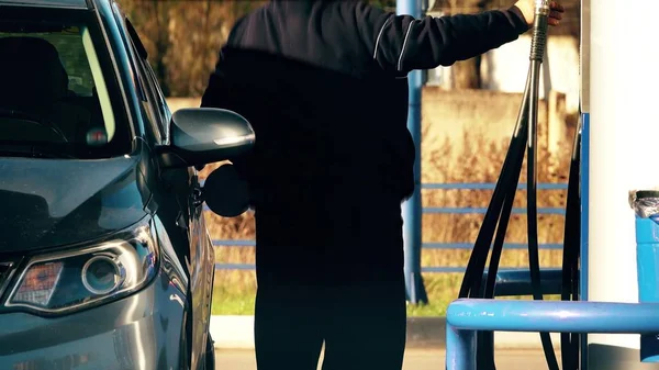 Nierozpoznawalny człowiek tankowania swojego samochodu na stacji benzynowej — Zdjęcie stockowe