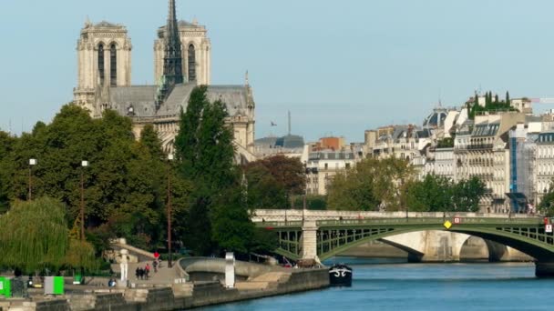 Bolighus ved Seinen elvefylling og Notre-Dame domkirke – stockvideo