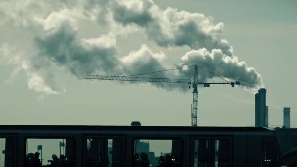 PARIS, FRANÇA - OUTUBRO 7, 2017. Tubos para fumar e silhueta de guindaste de torre — Vídeo de Stock