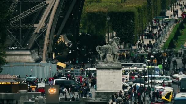 パリ, フランス - 2017 年 10 月 8 日。エッフェル塔、セキュリティ チェックポイント付近混雑した広場 — ストック動画