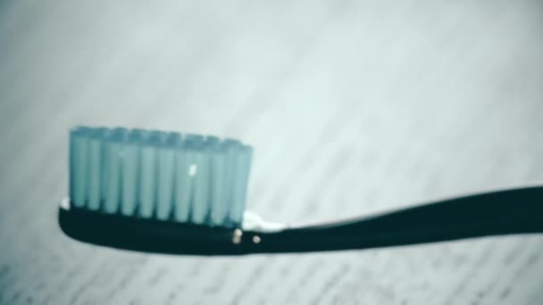 Poner pasta de dientes en el cepillo de dientes. Cuidado de la salud dental o vacuna de primer plano relacionada con la higiene bucal — Vídeos de Stock