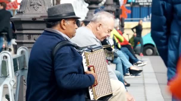 PARÍS, FRANCIA 8 DE OCTUBRE DE 2017. Músico callejero tocando el acordeón — Vídeos de Stock