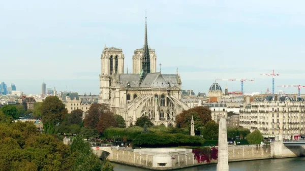 Notre-Dame Cathedral and the Seine river embankment on sunny autumn day — Stock Photo, Image