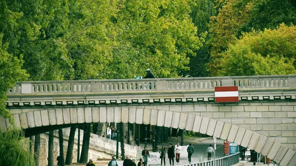 Paris, Frankreich - 8. Oktober 2017. schwarzer Mann radelt auf der Seine-Brücke — Stockfoto