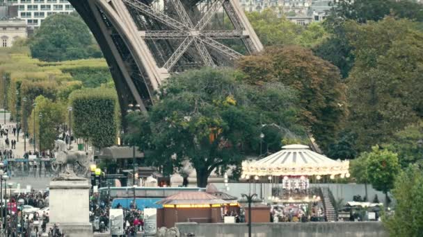 PARÍS, FRANCIA 8 DE OCTUBRE DE 2017. Carrusel retro cerca de la torre Eiffel — Vídeos de Stock