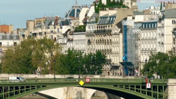 Vista al puente y casas residenciales tradicionales en París, Francia — Vídeos de Stock