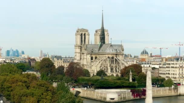 Kathedraal Notre-Dame en de Seine rivier dijk op zonnige herfstdag — Stockvideo