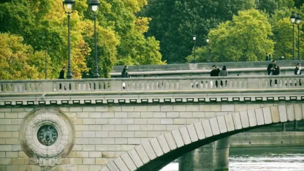 Paris, Frankrijk - 8 oktober 2017. Zwarte man fietsen langs de Seine rivier brug — Stockvideo