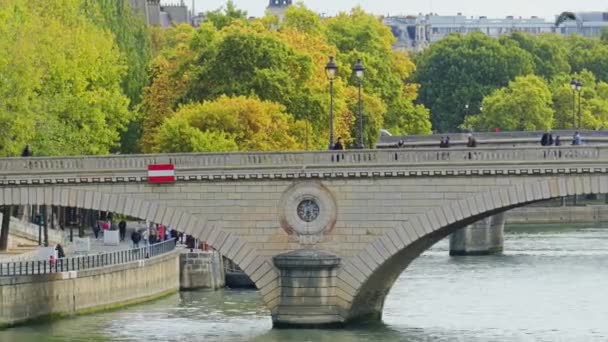 Paris, Frankrijk - 8 oktober 2017. Een brug over de rivier de Seine — Stockvideo